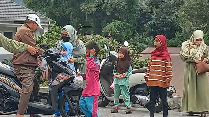 Murid TK Tunas Karya saat bagi takjil ke warga, Kamis (28/3/2024) kemaren.